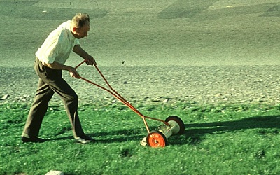 1967 Hofwirt bei der Gartenarbeit